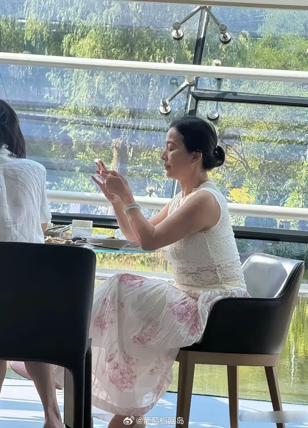 刘亦菲妈妈刘晓莉现身北京一间商场，快七十岁的她，依旧优雅、温婉。果然，复印件能那