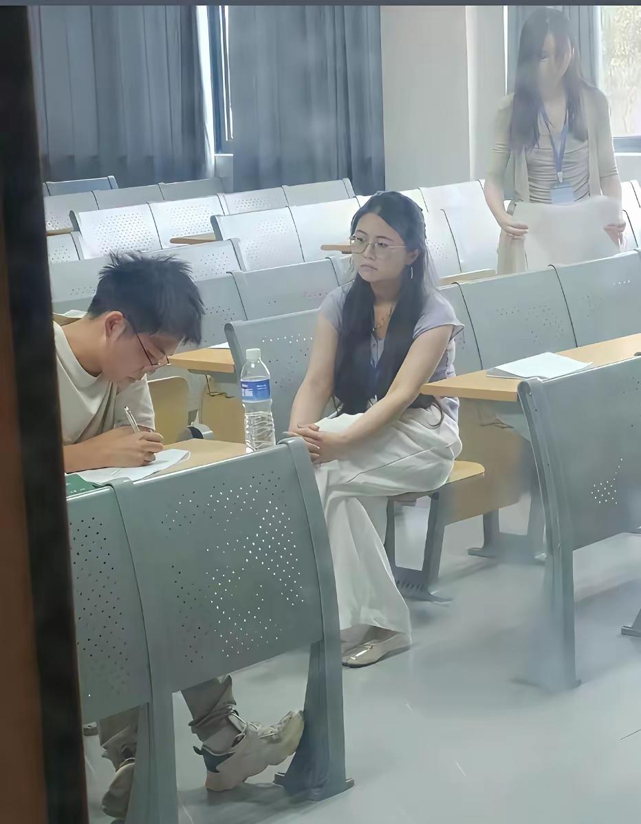 说真的，这一刻心理压力太大了！一男生考试，到了交卷时间了，还在不停的写，这时候
