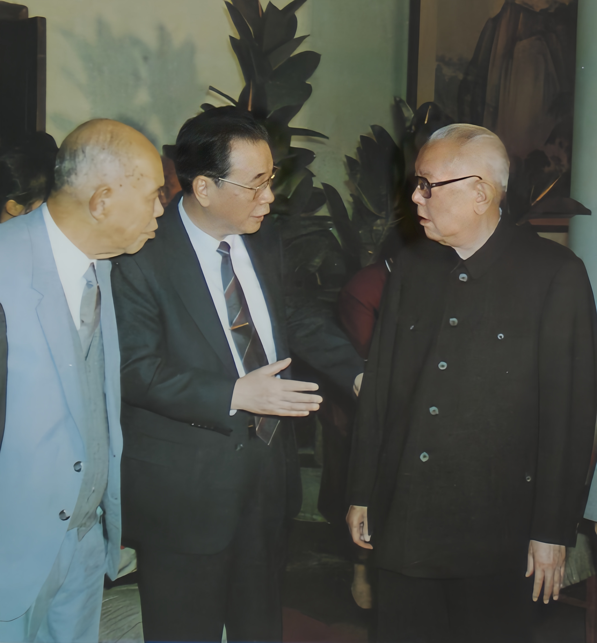 1982年，党的十二大召开，李鹏当选为中央委员。他当时54岁，是一位年轻人。中央