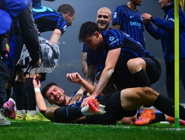 对阵佛罗伦萨的比赛中国米球员的跑动距离排名如下：•苏契奇-12.735千