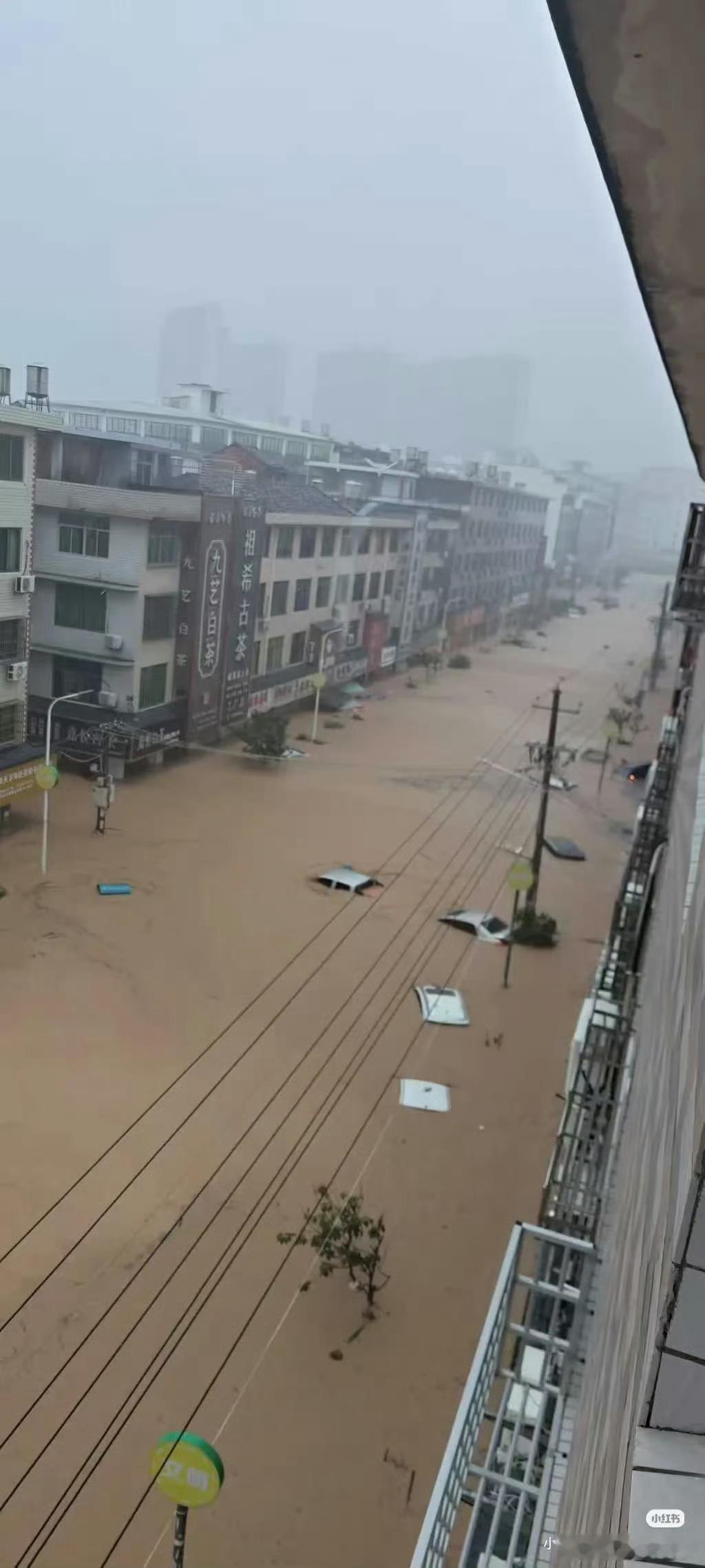 #福建受灾严重#持续强降雨席卷福建多地，汛情紧急，灾情牵动人心。洪水倒灌城区、车库短时间被灌满，老旧