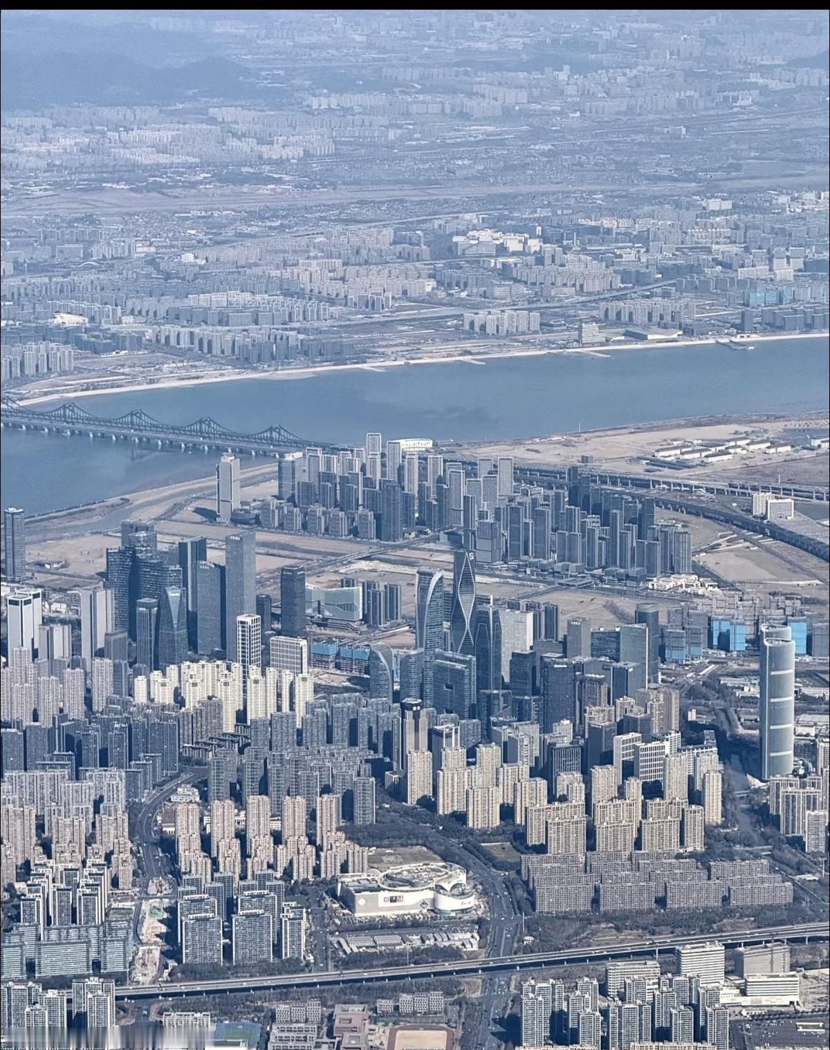 广州综合实力更为强劲，建成区范围更广，珠江新城也更显气派。然而，整体城市面貌上，