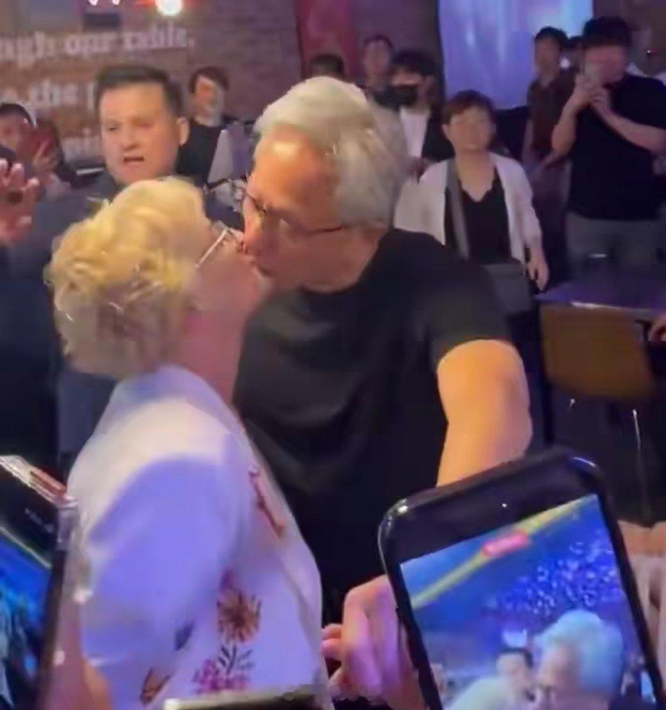 黄仁勋韩国炸鸡店当众亲吻妻子秀恩爱，另一只手还握着粉丝的手。