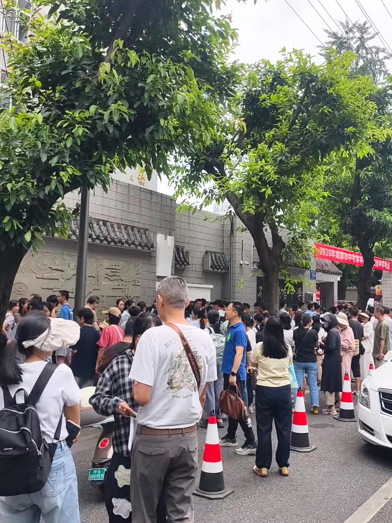 到了高中，你会发现：1、中考考上重点高中的孩子，只要你肯努力，全力以赴，玩