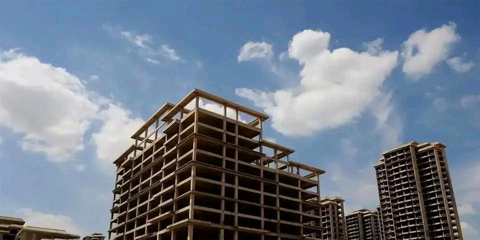 走在不少城市街头，随处能撞见这种矛盾场景：老小区空置率居高不下，二手房平台挂牌量