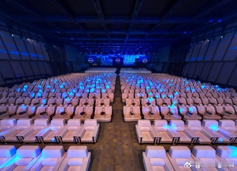 图一是这次东风日产N6发布会现场坐起来非常舒服，整场发布会看下来非常惬意这也是N