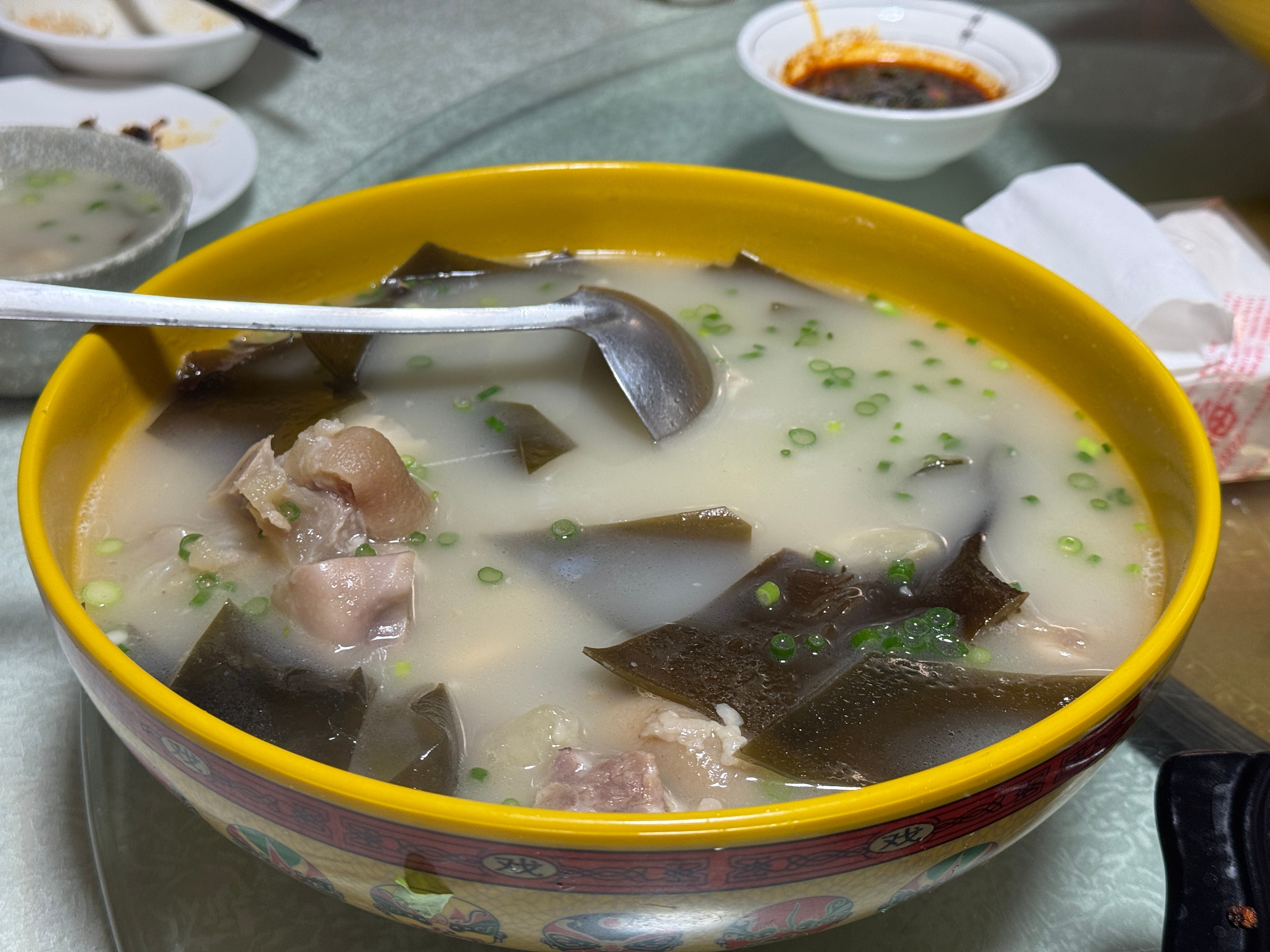 伊宁这几天40度，想回山里了这几天都是白天房间吹空调剪片子，晚上出门，太符合我的