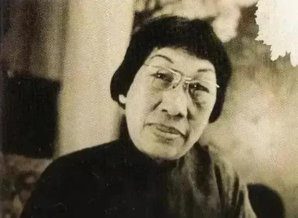 1908年，13岁潘玉良被舅舅卖到妓院，妓院老鸨嫌她狮鼻、口阔、厚嘴唇，实在是长