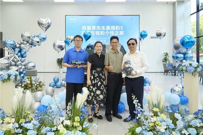 给用户交车，别人的品牌老大可能就是首销的时候才干一次，但王传福王总给用户交车好像