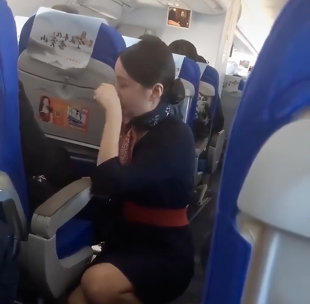 万米航班上，手肘被轻轻蹭到，乘客竟要求踹空乘一脚才原谅，​东航航班事件引热议