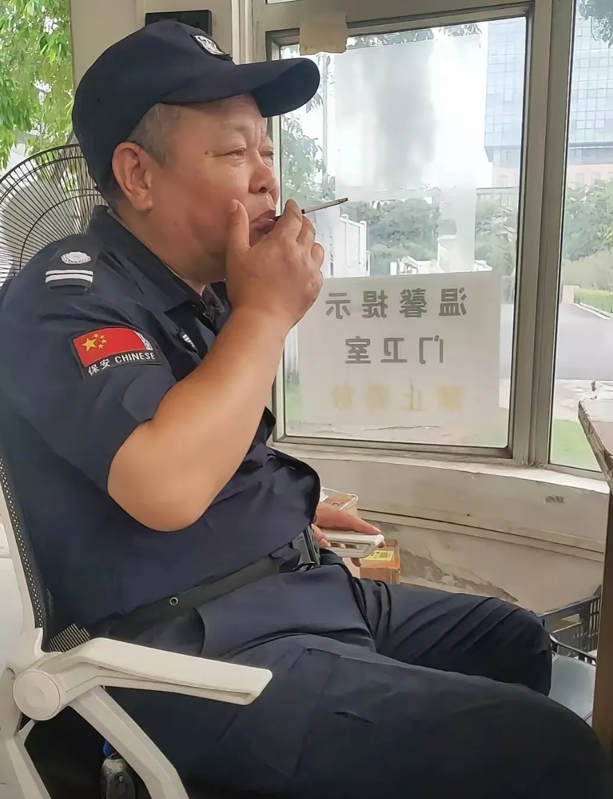 做保安一年差不多能攒​个三四万块钱，很多人觉得干一年赚这一点钱没意思。我就想问问
