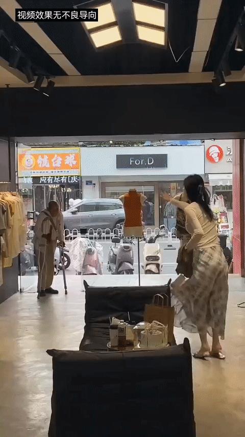 大爷乞讨，女装店老板娘可真逗，这操作把大爷看懵了[大笑]