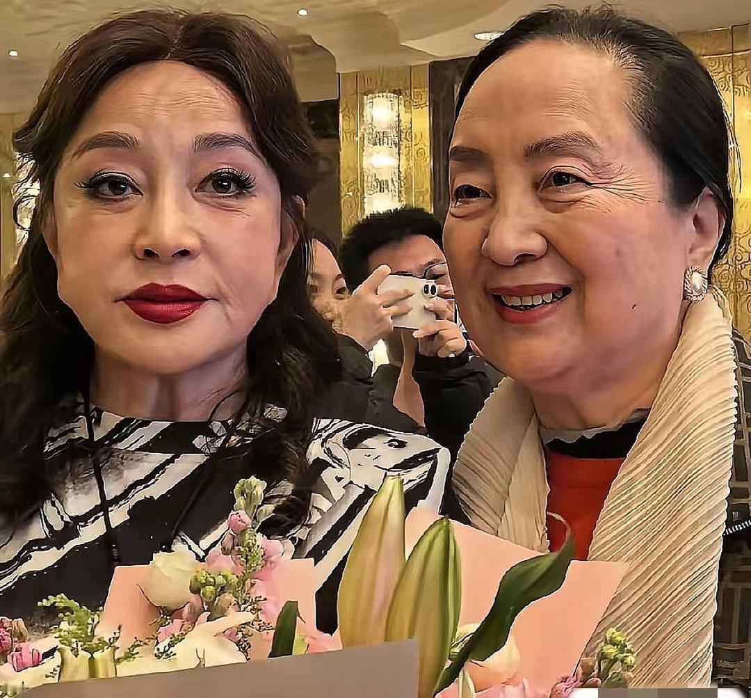 年轻的时候刘晓庆也算小美女一个，在同时期的女演员里，她比张金玲长得漂亮，温婉大气