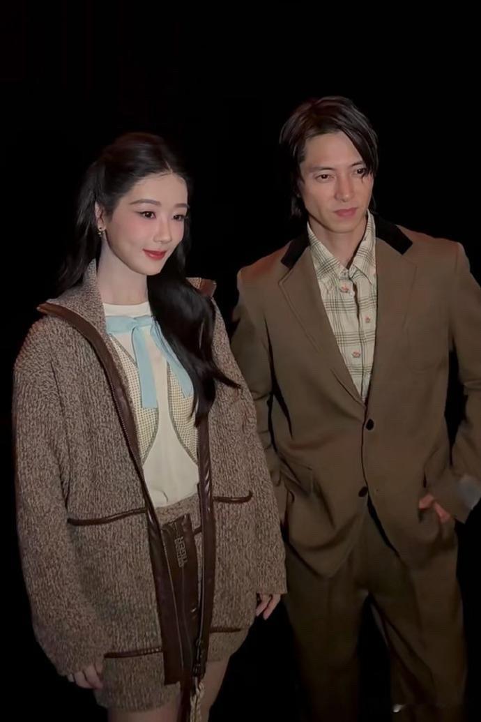 这次米兰时装周的同框真的把我惊到了，杨紫和山下智久站在一起的画面完全没有违和感。杨紫选的那套咖啡色针