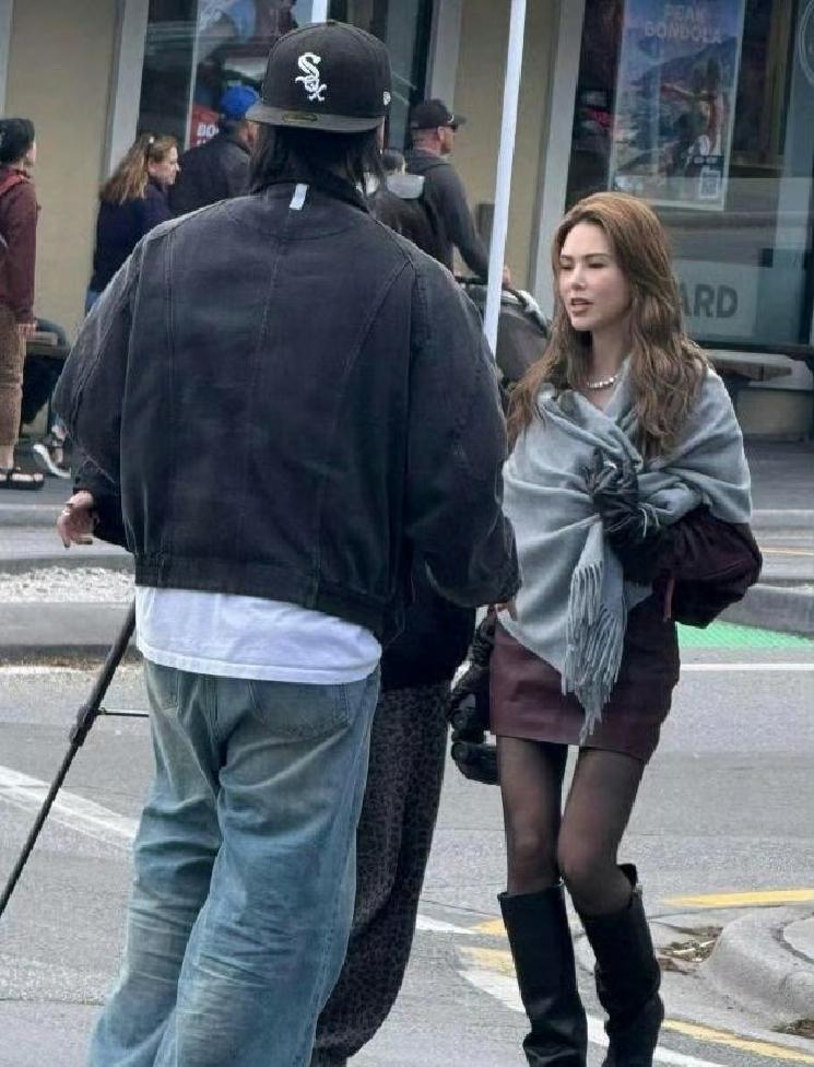 不得不说周杰伦眼光是真厉害！路人抓拍的昆凌，那颜值依旧超在线，又明艳又精致，根本