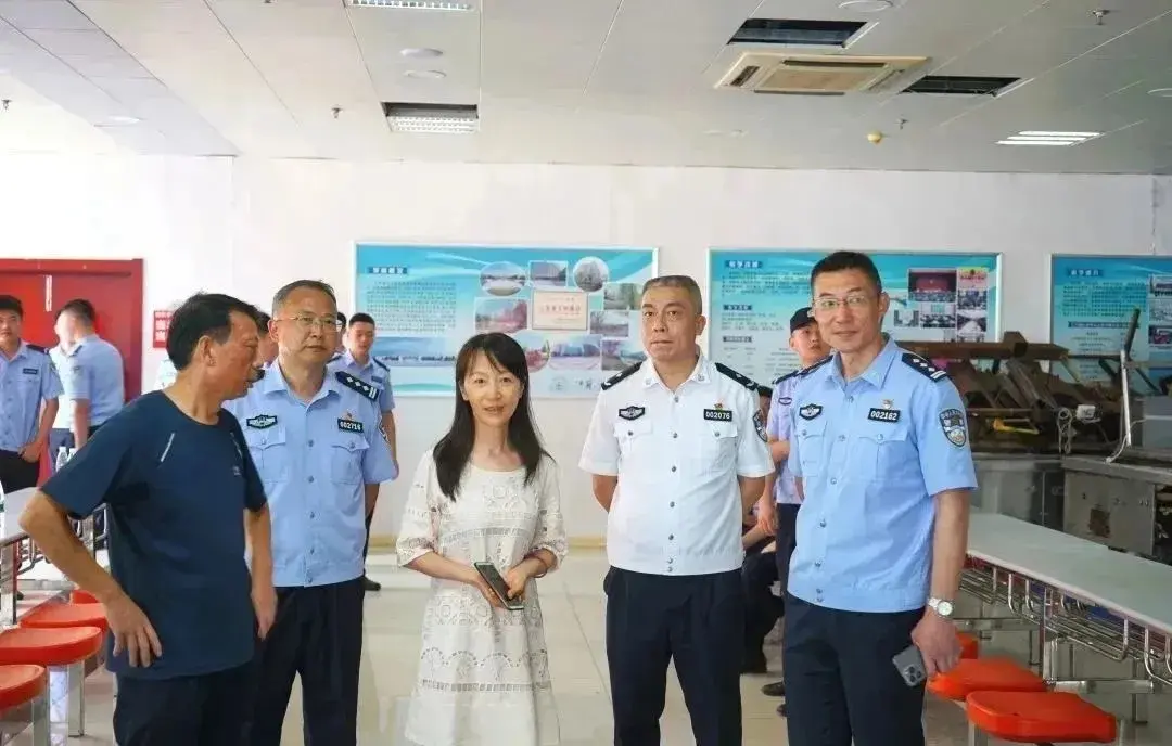 江苏警官学院^O^黄进院长 素衣温文，眉眼俊朗，知性风姿直勾人心。 白...
