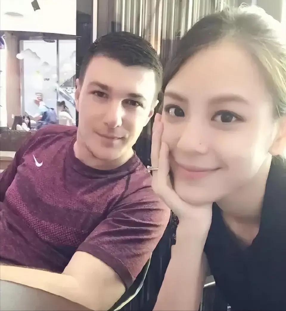 江语晨的前夫是美籍机师，他在和江语晨结婚之前有过一段婚姻还有孩子，当初这段婚姻很