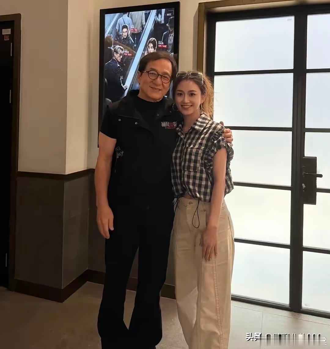 成龙搂着的这一位穿格子的美女，单看还挺漂亮的，大眼睛，身材好，可跟另外的美女一起