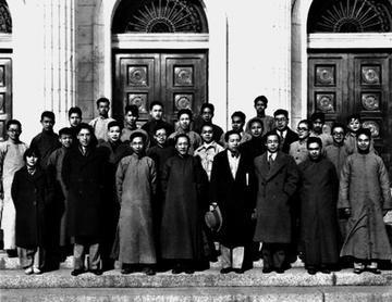 1938年5月，冀中军区二分区在滹沱河中发现了3艘大船。船上200多个箱子，里面