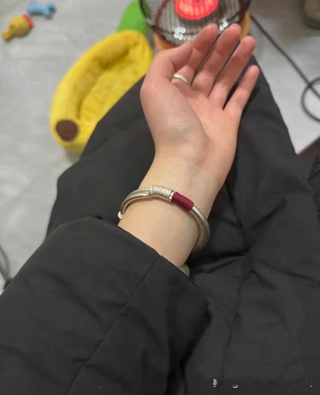 一夜之间，银镯子居然都快买不起了！1月4日逛金店吓一跳，一只68克的银镯子轻松突