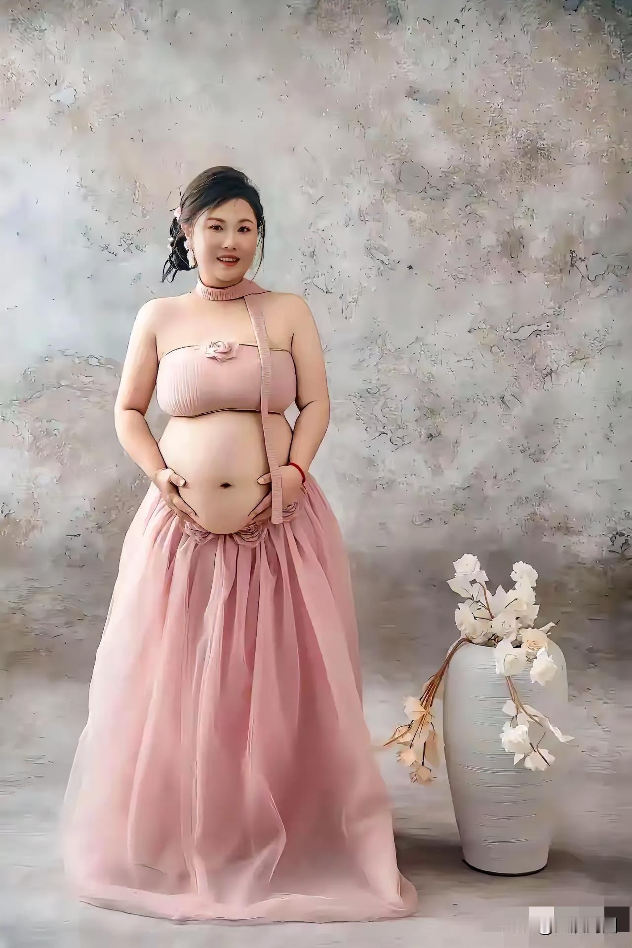 温柔粉裙孕照，花束相伴，幸福满满