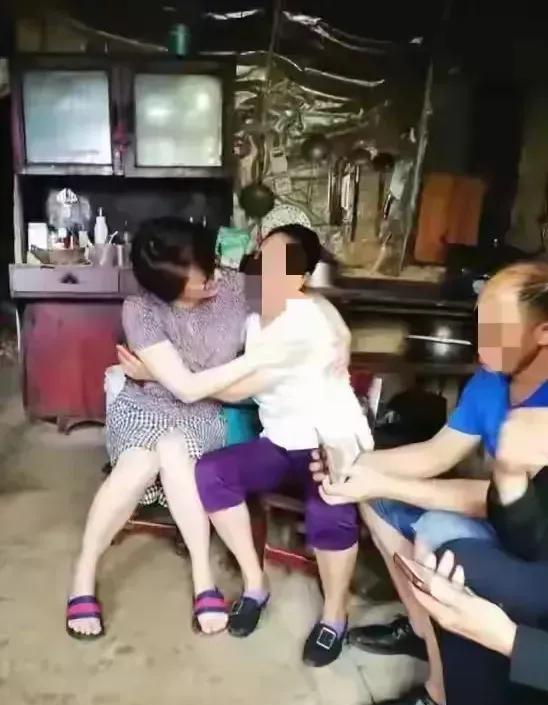 袁立才是最真实朴素的女星吧？她回农村老家直接变身农村大妈，素面朝天，穿着花裙子，
