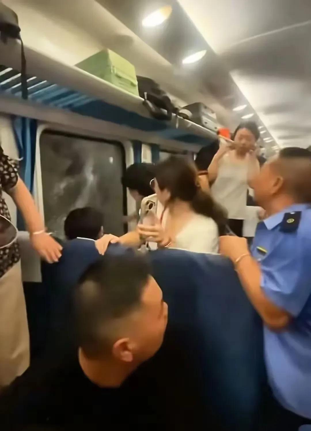 乘客滞留了三个小时，车厢空调系统停用，闷热不堪苦不堪言？这三个小时里面铁路部门