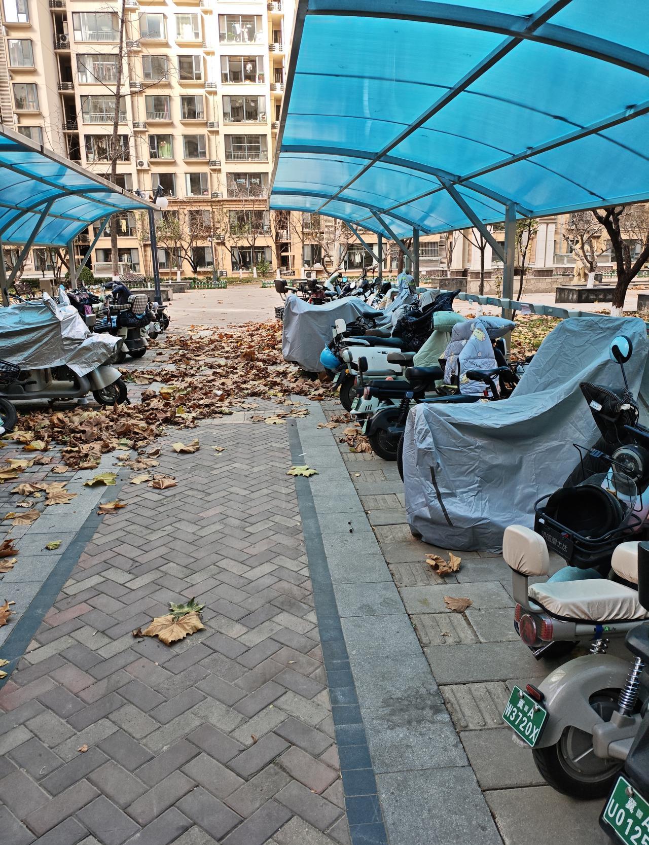 昨晚下楼倒垃圾，电梯门一开，三个脸红脖子粗的大叔晃进来，酒气瞬间填满轿厢。我