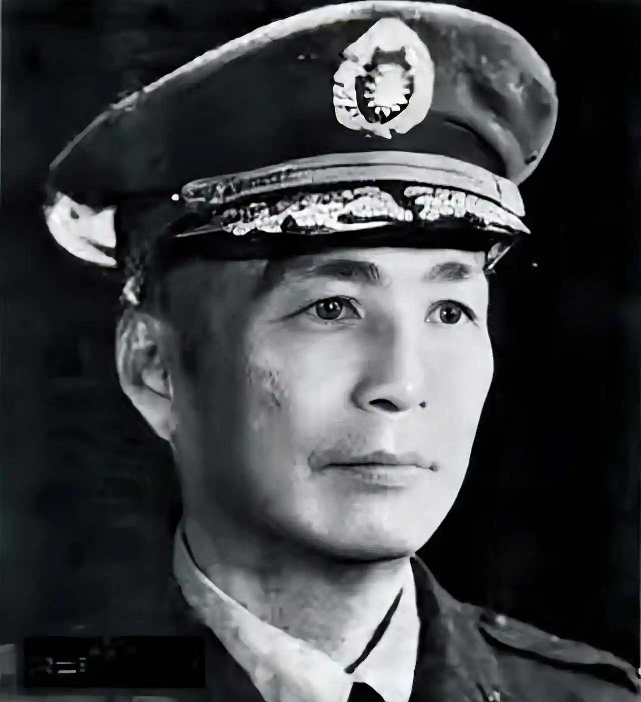 蔡孝乾，原名蔡乾，据说他还有个双胞胎弟弟叫蔡坤。说来讽刺，他名字中间这个“孝”字