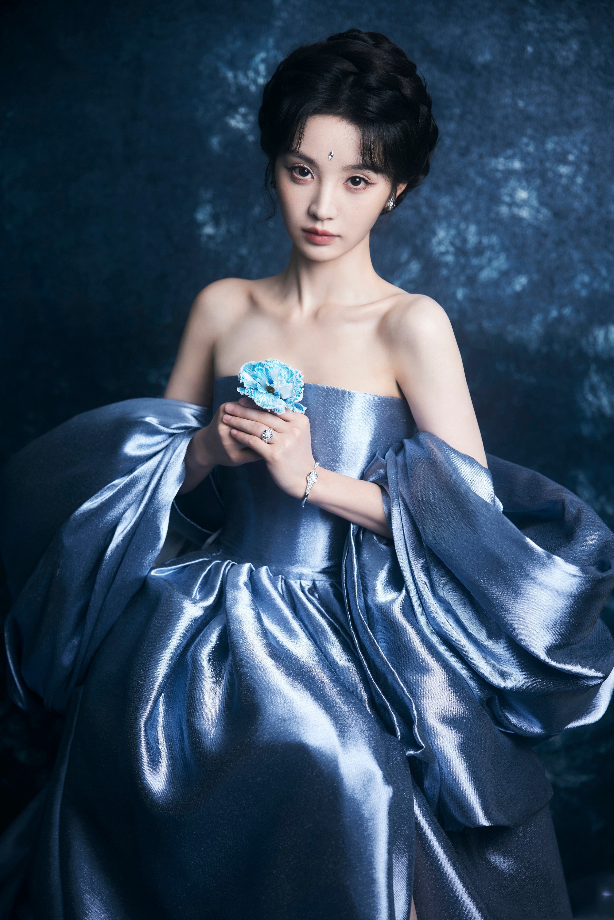 田曦薇：蓝裙轻裹，甜美的公主姐姐。田曦薇