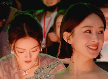 一张漂亮的脸后面是另一张漂亮的脸🥺​​​