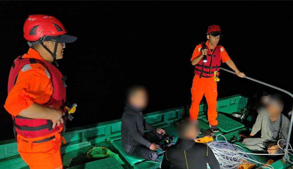 台湾海巡扣留大陆渔船台湾海巡署东南沙分署14日晚间在东沙岛海域再度查获大陆渔