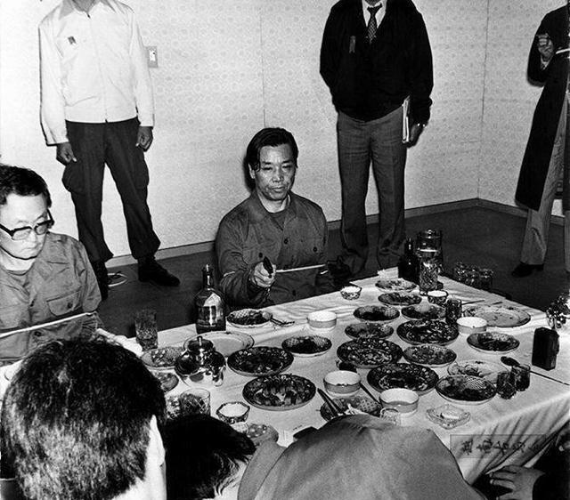 1979年10月，韩国总统朴正熙来到中央情报部视察，就餐之时，中央情报部长金载圭