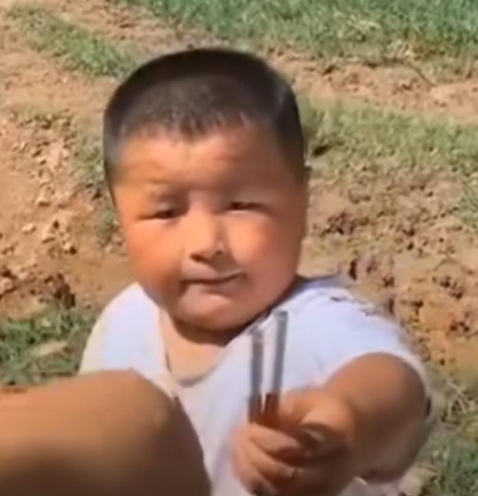 这几天，看到他已进洛阳三院icu的视频，他妈妈一直哭。小时候，还看到眼睛，现在