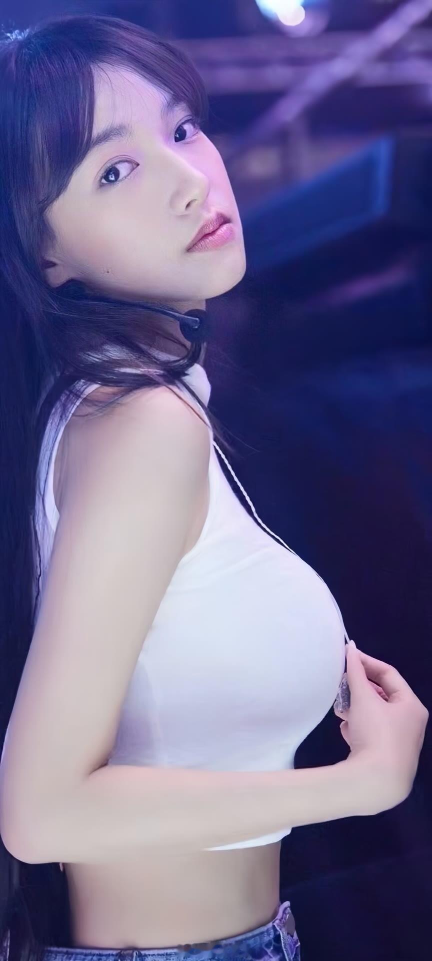 所以奶潇是怎么做到又瘦又有肉的？真的每次看程潇的照片都会被惊叹到，又瘦又丰满！