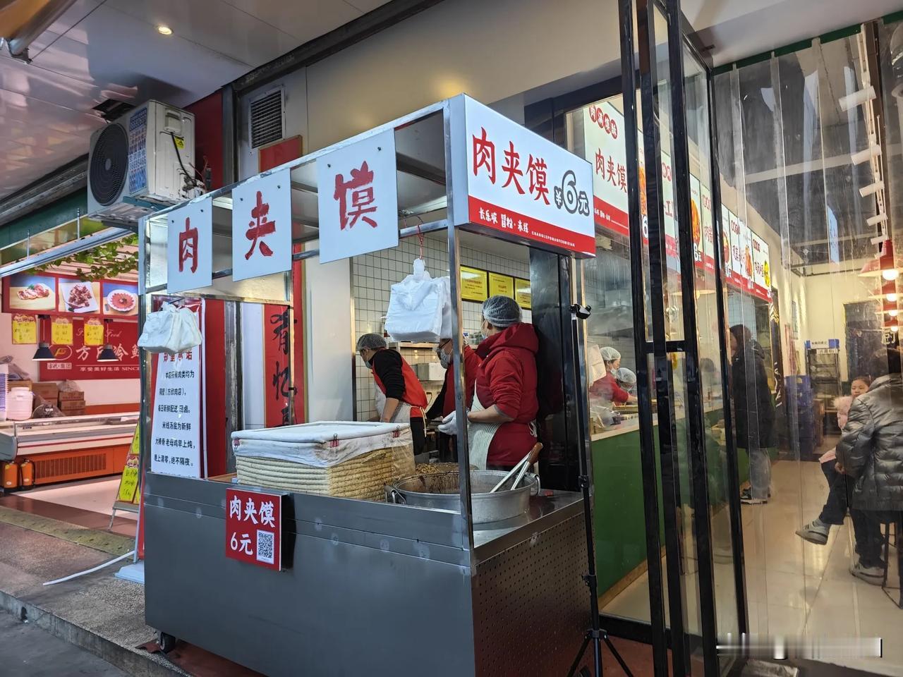 西安纺织城有一家特色小吃店，最贵不超过10元，便宜又好吃，肉夹馍才6元，估计再西