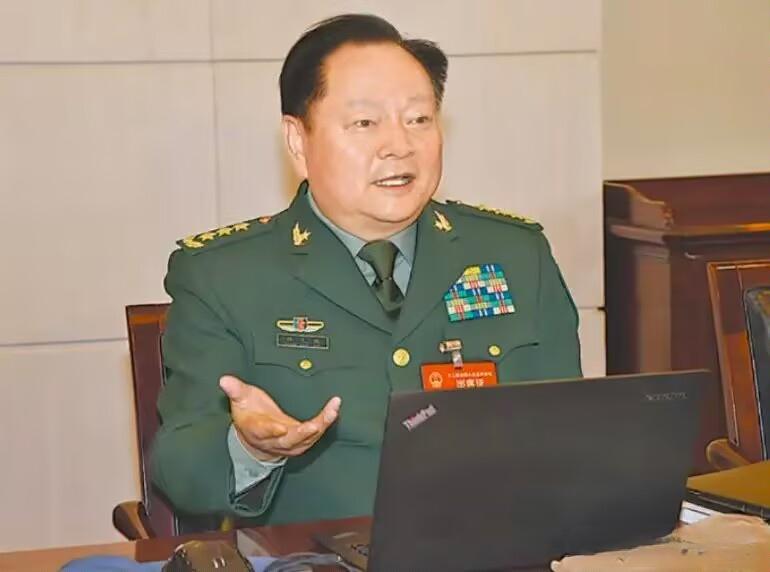 历史教训太深刻，军费挪用戳心窝，军队反腐大刀砍得真解气！这直白的心声，藏着千