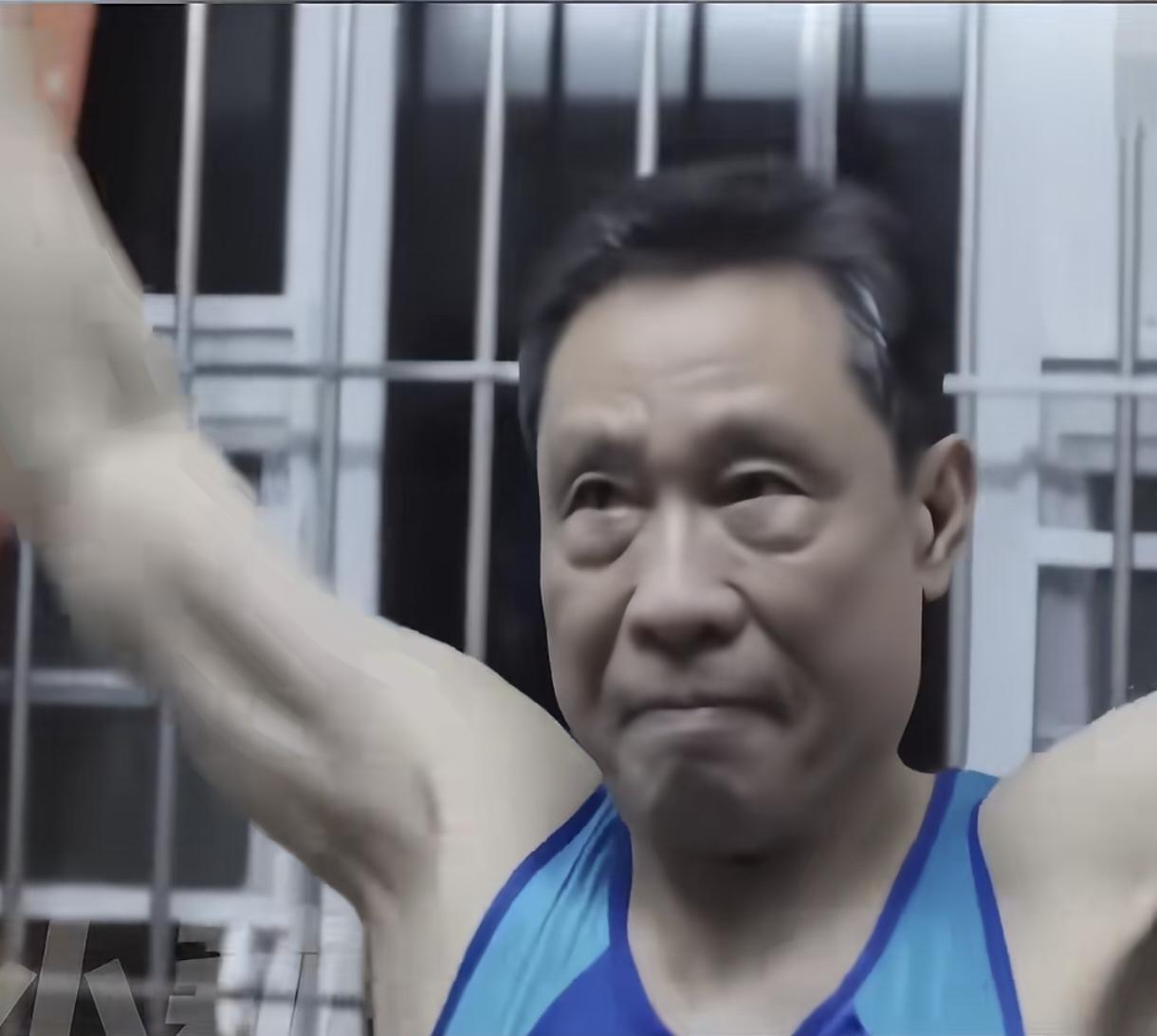 90岁钟南山院士不佝偻，太厉害了。到这个年龄还能保持这种状态就不错了。完全看不出