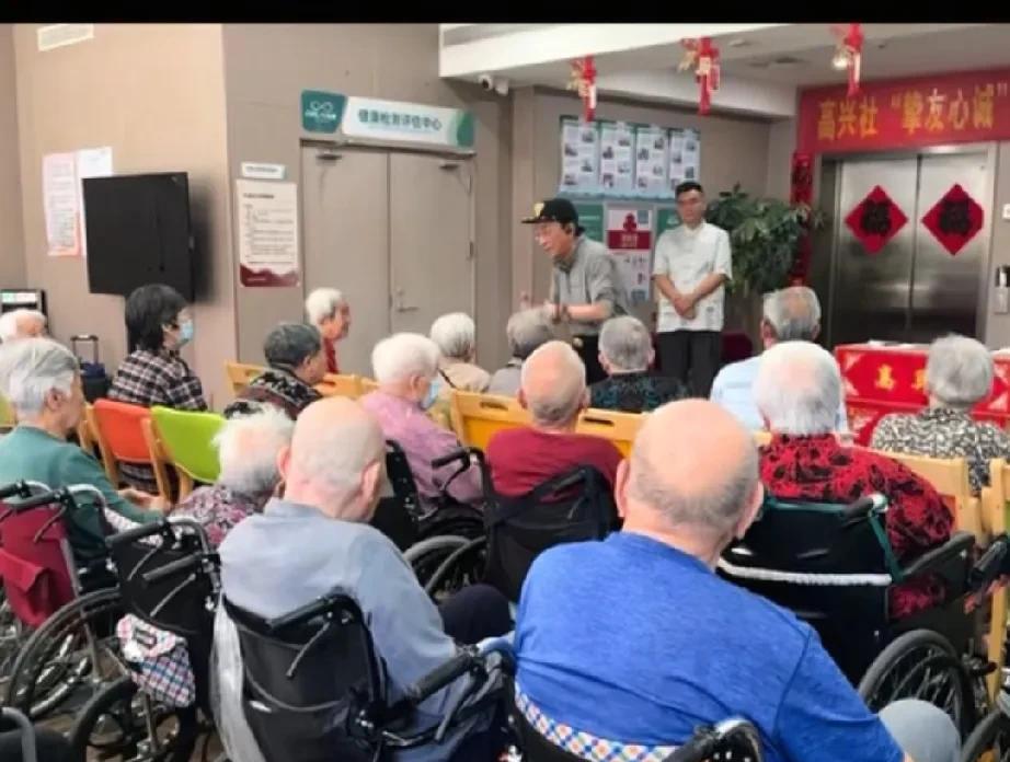 侯耀华前几日没出席杨五弟的收徒仪式，不仅仅是因为他演出，原来他还偷偷做好事。带着