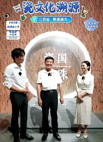 与辉同行董宇辉打心底里为他们高兴。想当初鹏鹏刚来，还紧张得手心冒汗，现在镇场子、