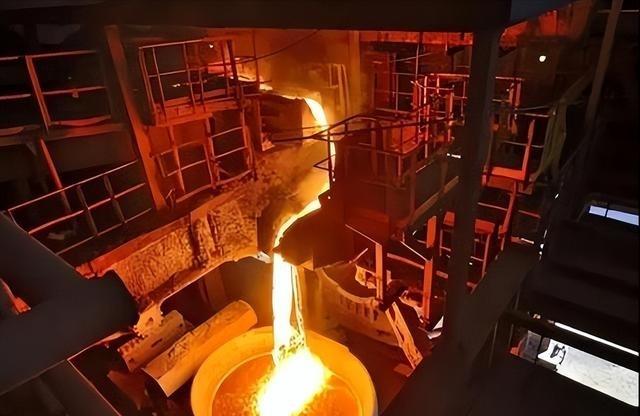 2022年，一名25岁的瑞士电工失足掉进了一个720°C的熔炉，熔化的金属瞬间没