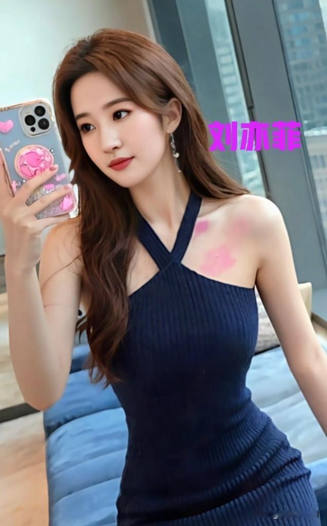 刘亦菲这造型也太美了！[比心]蓝色抹胸裙，棕色长发在灯光下闪得我移不开眼，卷发温