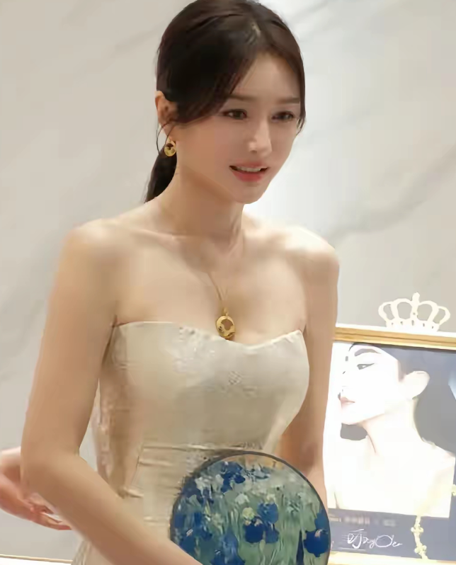 谁能想到46岁的秦岚被网友喊秦岚小朋友抹胸礼服配低马尾，肩颈线条利落得像20岁
