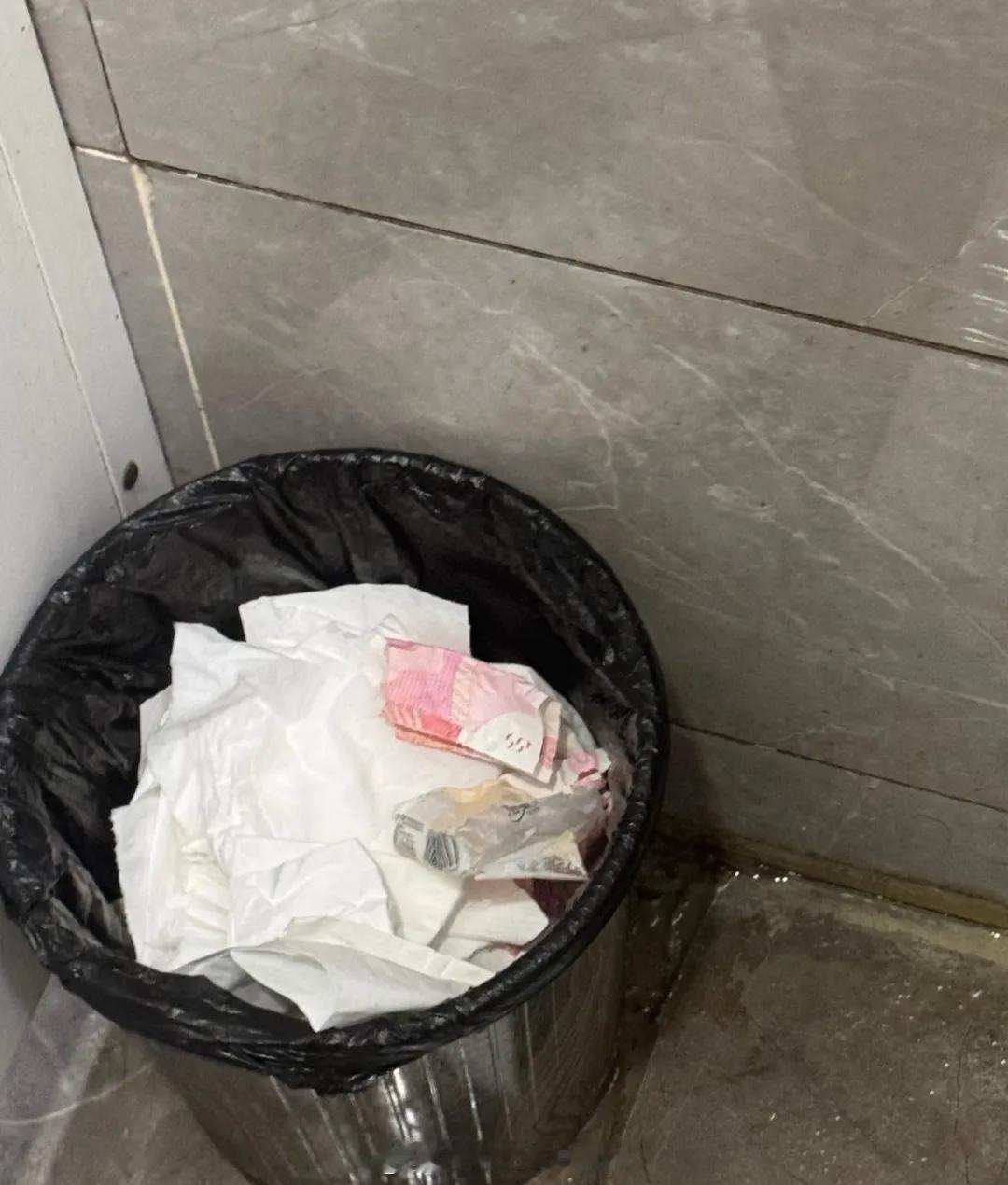 地铁卫生间垃圾桶里看到的，要不要捡？