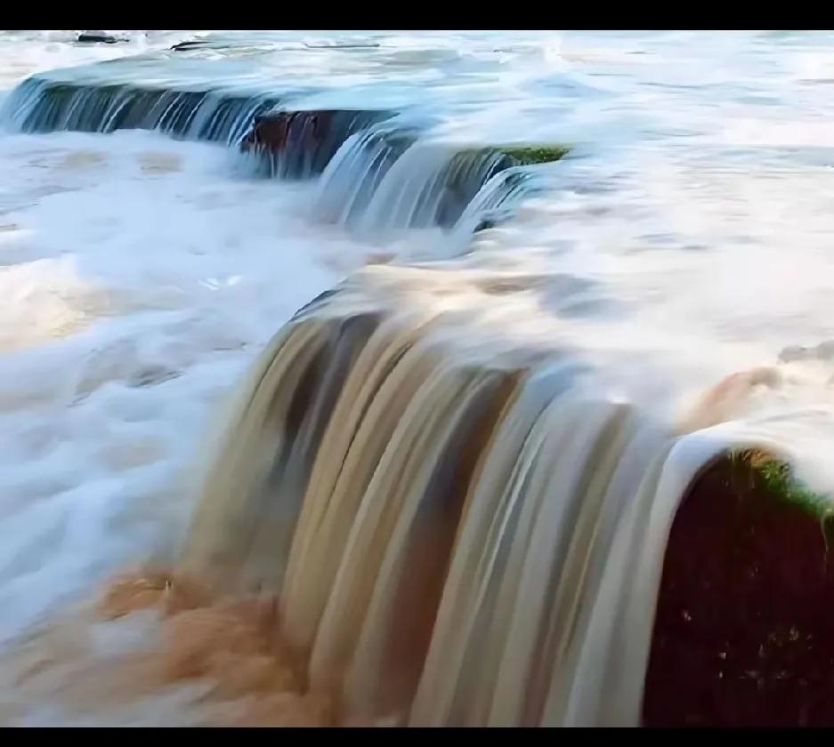 水的各种形态：江河湖海等水在自然界存在的形式多种多样，从浩瀚的江海到幽深的潭