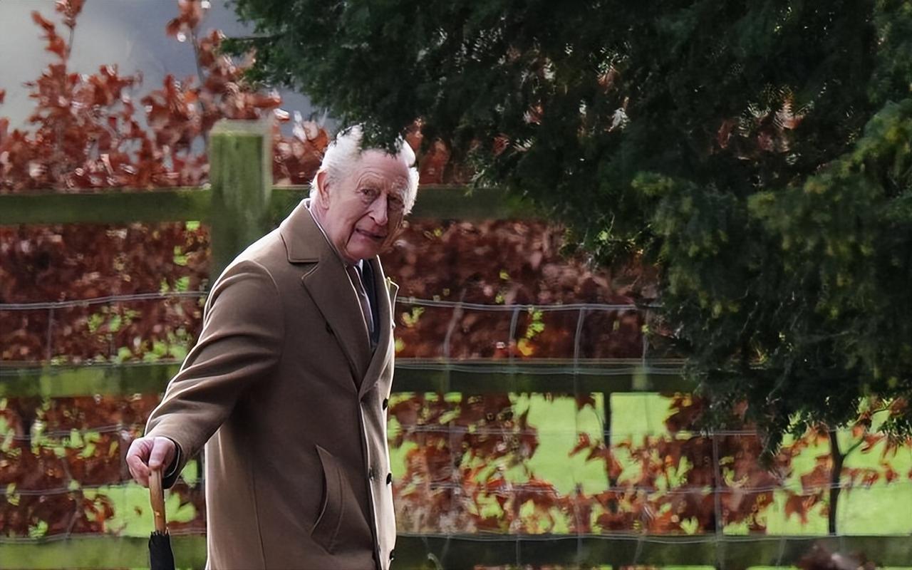 3月1日，查尔斯国王在诺福克郡圣玛丽抹大拉教堂参加教堂礼拜天。不过这次陪在国王