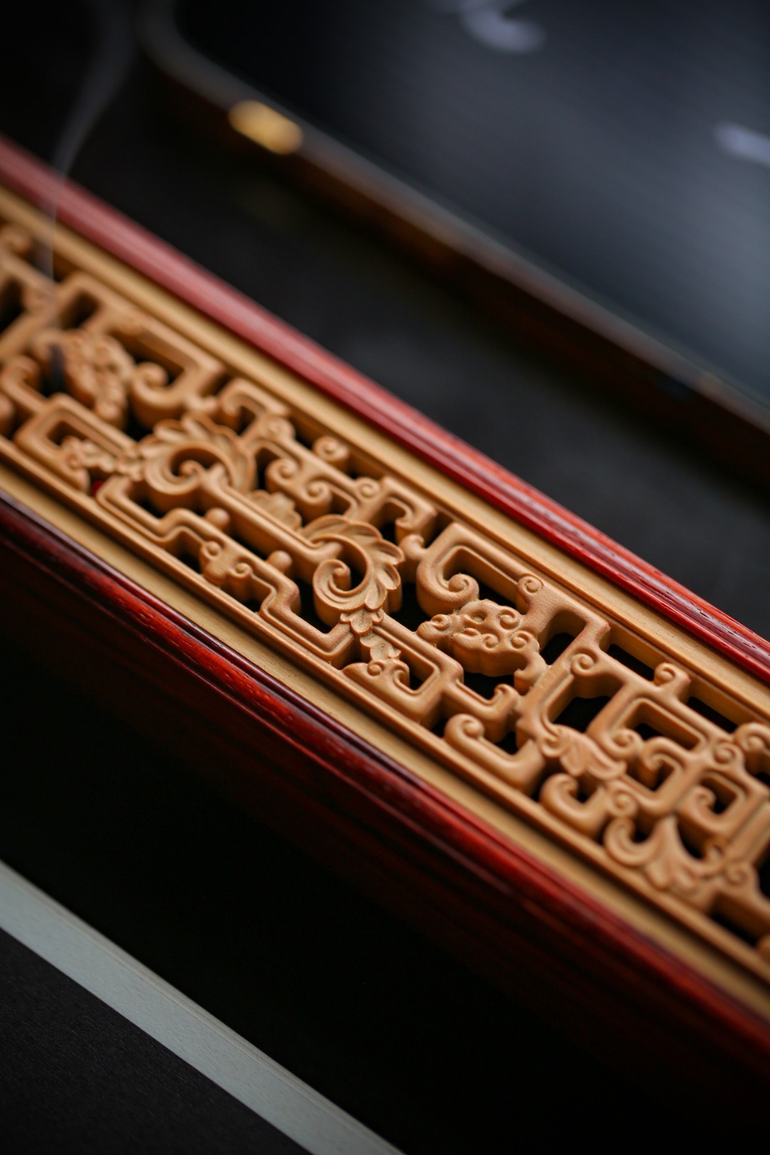 小叶紫檀×黄杨木|卧香盒小叶紫檀榫卯结构制。黄杨木镂雕螭龙纹，空灵静谧。焚香