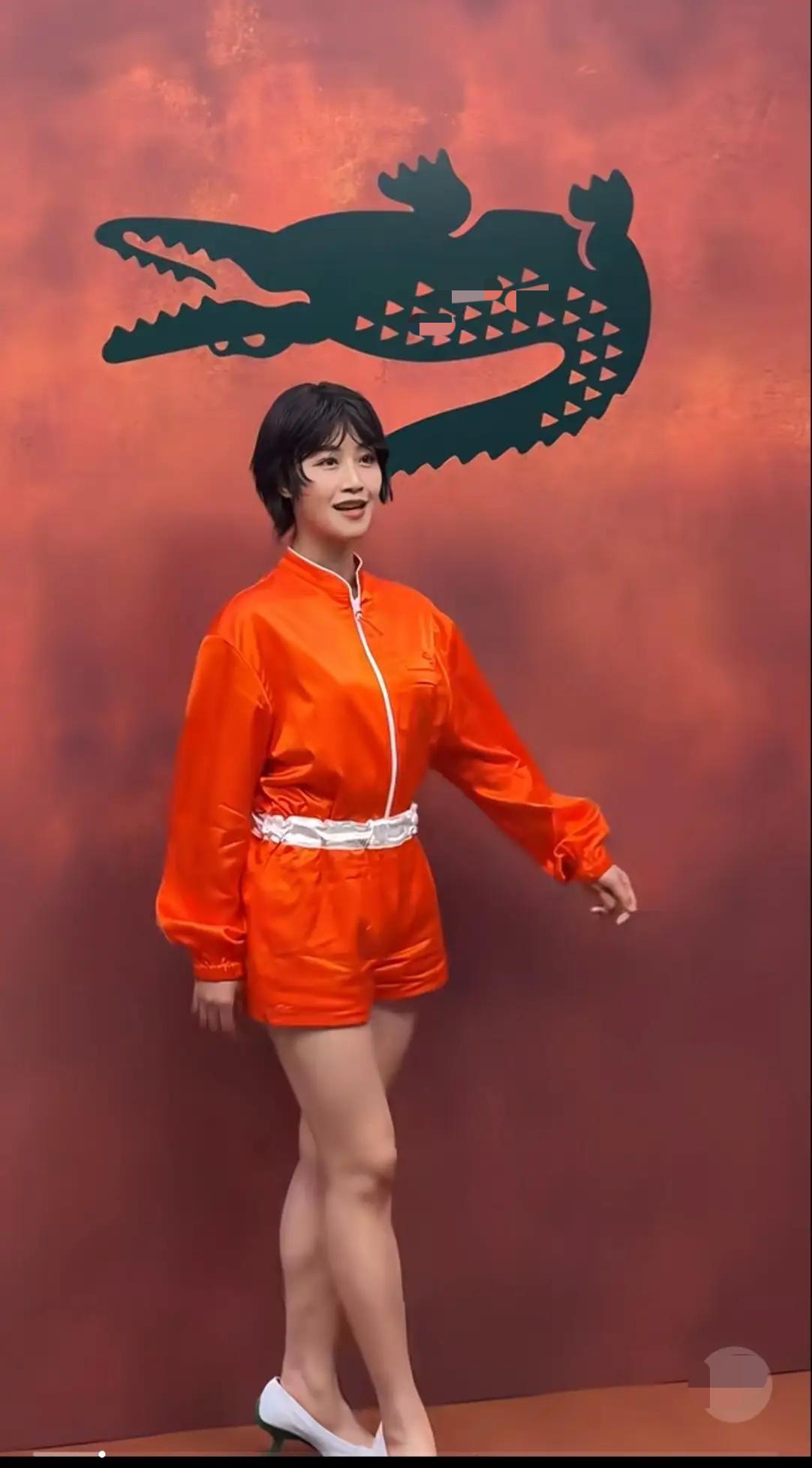 这是秀场还是舞场？蓝盈莹巴黎秀一身亮橙登场，第一眼还真有点晃眼。利落短发配上亮