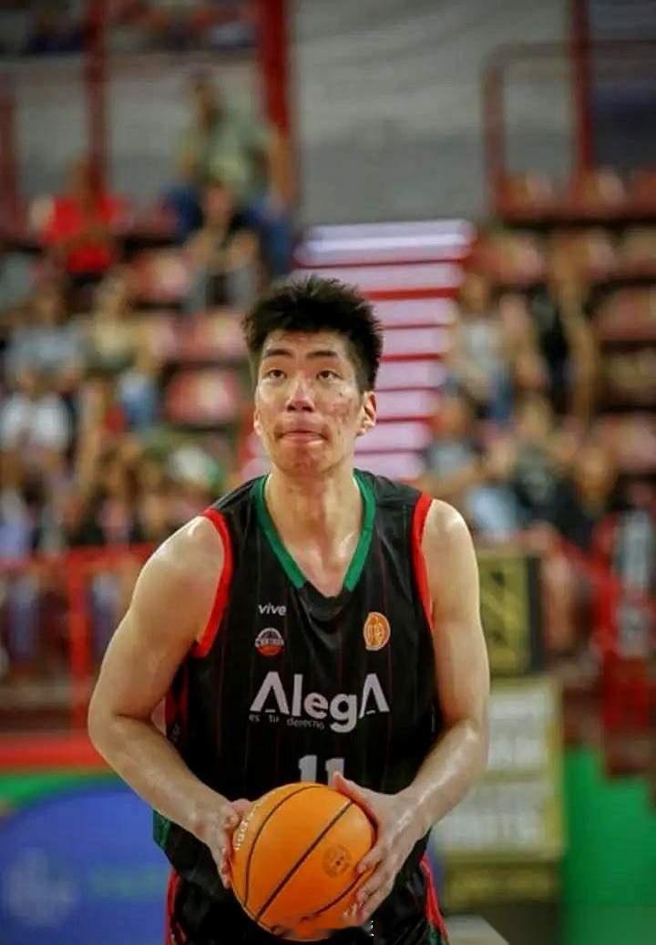 这可能是国家队史上最狠的一次报到。主角，余嘉豪。刚在西班牙打完一场联赛，球衣上的