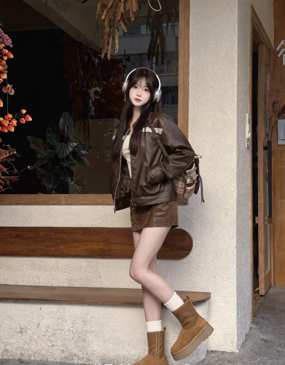 秋日穿搭指南：棕色皮衣+白色袜子+棕色靴子，复古又时尚！🍂👢👗